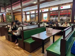 有阔落嘅卡座,坐得舒适