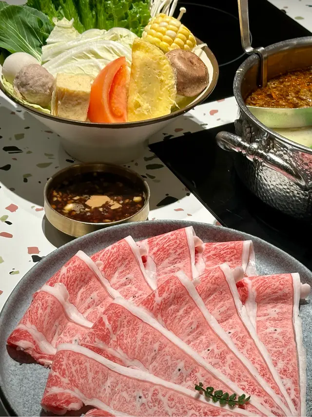 #香港美食 #一人一鍋
 

生日呀 揀咗間一人一鍋打邊爐
店長推介和牛套餐
整體經驗非常滿意！
首先，套餐的價錢相當抵吃
性價比非常高，讓人感覺物有所值。

在食材方面，和牛的質素出奇地好，每一口都十分嫩滑，肉香四溢。湯底又多款不同選擇，搭配的新鮮蔬菜，無論是色澤還是口感，都讓人感受到食材的用心。此外，餐後的甜品亦非常出色，細膩的口感和恰到好處的甜度，為整頓飯畫下完美的句點。

服務方面，服務員態度熱情且專業，隨時準備提供幫助，讓人感受到賓至如歸的感覺。整體而言，這次的用餐體驗相當愉快😃

