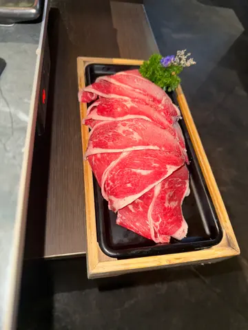 酸菜腩肉汤底好味,牛肉新鲜,调味齐全,位置舒适。带小朋友一齐一流。
