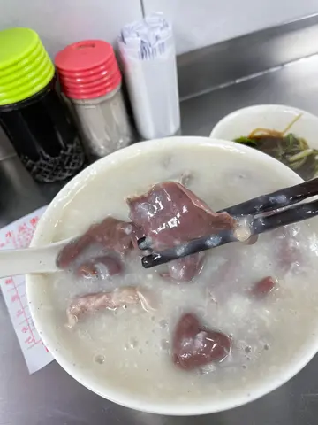 🐷🥣🥢袖珍豬心拼粉腸生滾粥HKD47