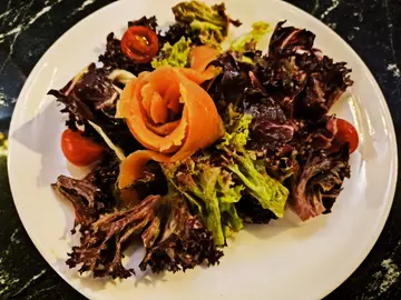 煙三文魚沙律配蜜糖芥末醬