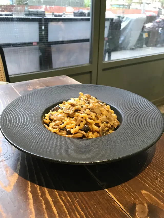 自家製野菌忌廉汁松露油曲曲意粉