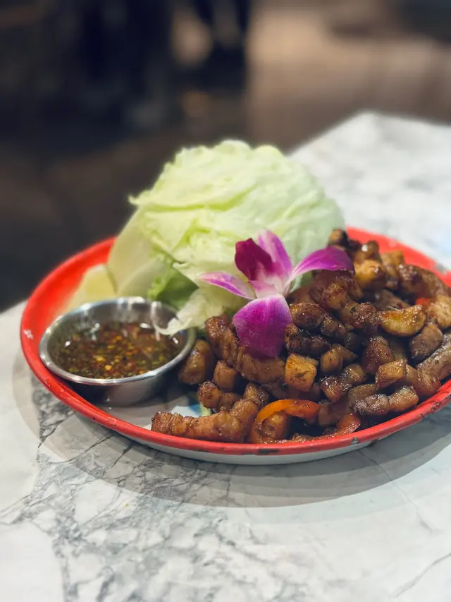 路邊炭火蒜炒豬腩生菜包