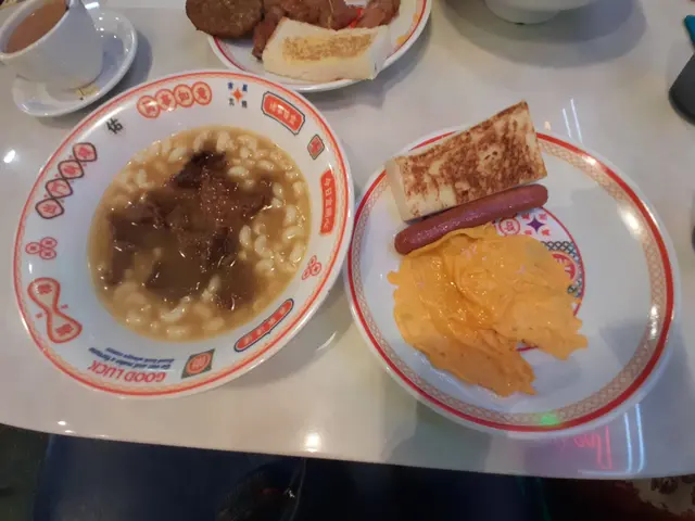 沙爹牛肉豬骨湯通粉,雞肉腸,炒蛋,牛油多士