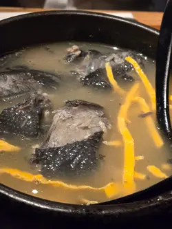 湯底確係功架十足,香醇濃郁,碗底飯粒亦吸盡精華。不過個人偏愛肉質較爽、雞味清新嘅『清雞』,紅米飯口感亦非我所好。若換上白飯同普通鮮雞,相信更能迎合大眾口味。