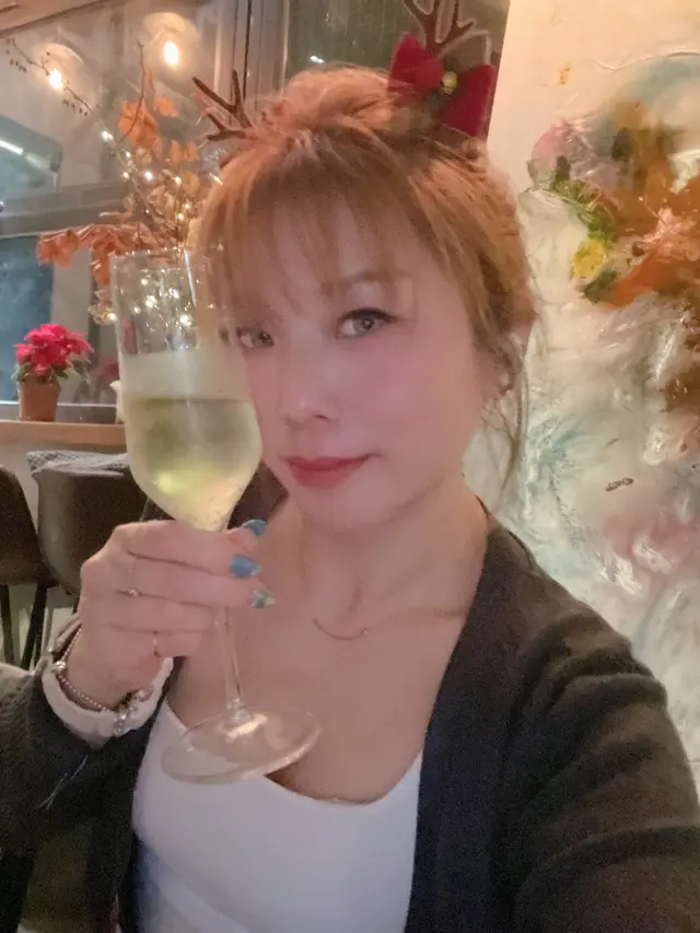 Chill有溫度高質素西班牙餐廳！
正當我想搵飯食就即刻搜尋OpenRice就見到呢間幾有特色的西班牙菜，超乎我想像的驚喜
首先真係要值得讚賞同事好nice殷勤用心解釋，餐牌裏面限定套餐
西班乳豬（1/4隻）
加配
新鮮水果有汽白酒 HK$388
店長推介：～
鮮帶子薄切魚子Salad半個 HK$128
本身帶子同三文魚子已經好夾，再加埋檸檬汁及青瓜粒蘋果粒混合嘅汁更加錦上添花精彩新鮮
甜品我就揀咗一個比較特別啲嘅檸檬雪葩
配上有汽白酒，好似重新感，令到成餐飯嘅油膩消失咗
#佐敦 #西班牙菜 