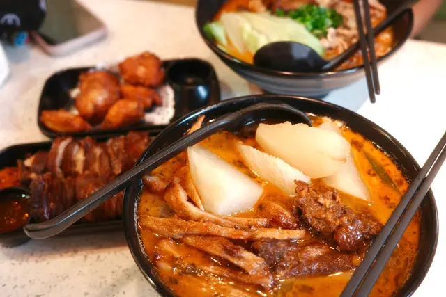 豬軟骨蘿蔔酸辣米線