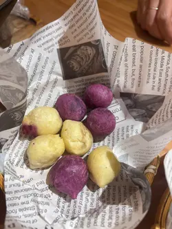 【观塘隐世台湾味 炸鸡一试难忘】
这间观塘小店绝对是台湾控的惊喜!招牌炸鸡外皮酥脆、肉质多汁,半只份量足料过瘾;牛肉面汤头浓郁,面条弹牙;卤肉饭香而不腻,配上台式炸物拼盘,每一口都像穿越到台湾夜市。饮品推荐特色梳打,清爽解腻。
美中不足是配料或加酱大多需额外收费,感觉有点琐碎。另外店内未支援外卖平台,反而更适合一群人亲身到店聚餐,慢慢享受地道风味。整体而言,是香港难得的高水准台湾小店,值得为那份正宗滋味专程到访!