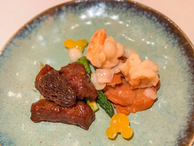 榆耳百合炒蝦球拼羊肚菌頭抽炒和牛