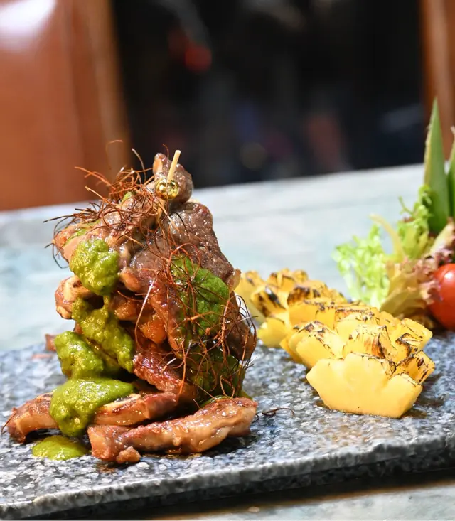 青麻醬煎牛仔骨配燒菠蘿