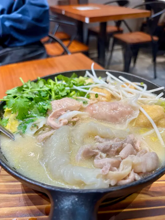 招牌花膠滑雞絲米線