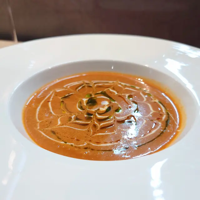 🐑龍蝦湯,一丁點海鮮味、一丁點甲殼味都沒有,亦無白蘭地酒香,似現成貨番熱的樣式,唯一好處係,真係好夠熱。