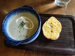 餐汤：野菌蘑菇汤加蒜蓉包，好食 