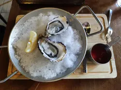 叫了两只十蚊一只嘅生蚝，不过不失，但系好细只